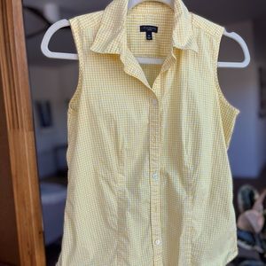 “Coastal Grandmother” Talbots sleeveless button down. Tapered and form fitting.